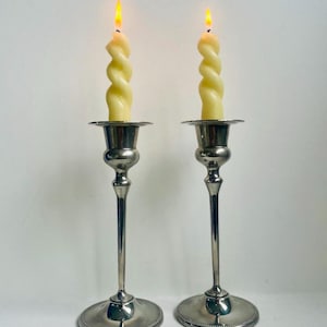 Vintage silverpläterade ljusstakar | Tillverkade i England | Elegant högt par | Minimalistiska moderna ljusstakar | Borddekor från mitten av århundradet