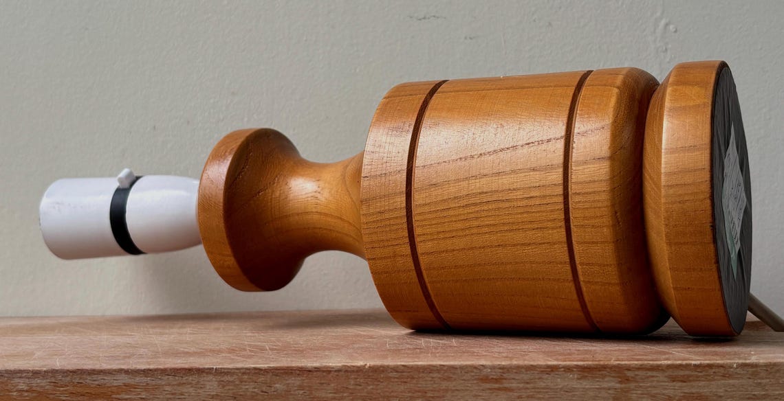 Vintage Danish Teak Table Lamp, Mid Century Wooden Lamp Base, Pleated Shade Lamp, Scandinavian Modern Lighting, foto 4 di 5