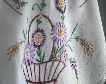 手刺繍のピンクのテーブルクロス：花柄のつる模様の手縫いリネン