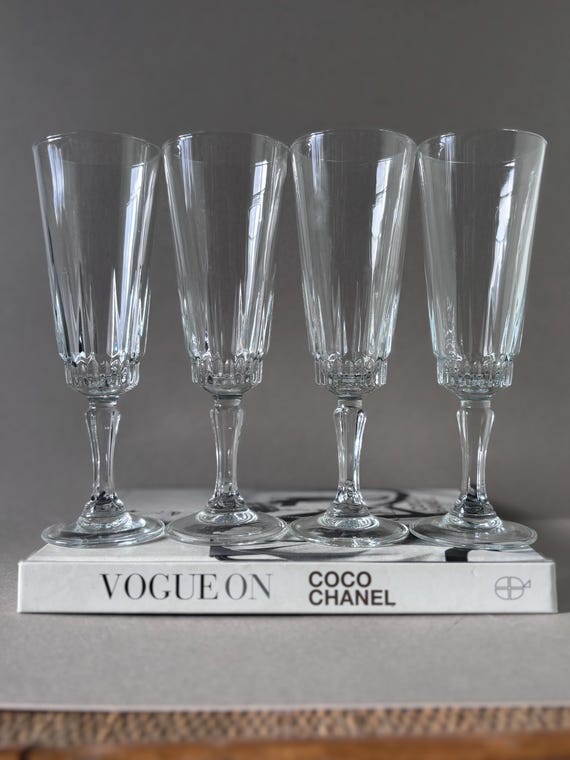 Vintage französische geriffelte Champagnergläser im Luminarc-Stil - Set aus 4 gerippten, klaren Cocope-Flöten, elegante Stiele aus Pressglas, französisches Geschirr