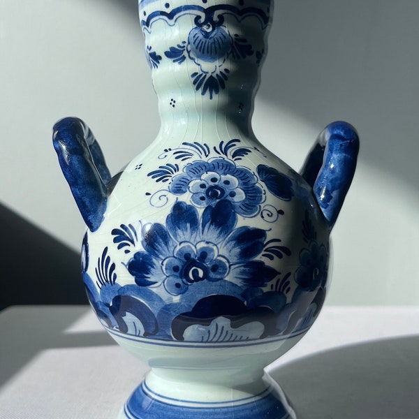 Vase urne vintage en faïence de Delft sur le thème des fleurs et des oiseaux. Bleu de Delft. Petit vase. Vase peint à la main. Cadeau vintage. Vase Posey.Vase tige.Peint à la main.