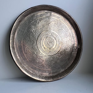 Vintage Brass Tray – Middle Eastern Moorish Design, Hand-Etched Decorative Metal Wall Hanging, Boho Antique Serving Tray. Rustic kitchen