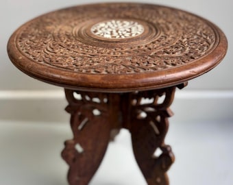 Vintage handgeschnitzter Klapptisch aus Holz mit indischem Blumenintarsienmuster, rustikaler Pflanzenständer, Boho-Beistelltisch