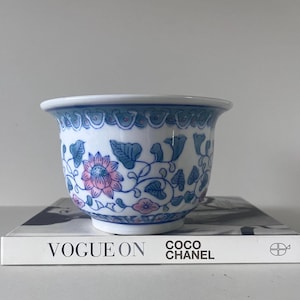 Vintage Chinoiserie jardiniere planter with traditional patterning.Jardiniere. Planter.Decorative bowl.Blue and white plant pot.Boho decor