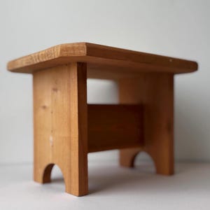 Taburete de madera rústico vintage: Banco de granja hecho a mano con soporte para plantas