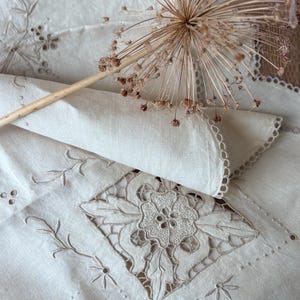 Vintage Embroidered Linen Tablecloth – Cutwork Floral Design with Scalloped Edges, Rectangular Cream Table Linen, Cottagecore Decor
