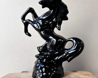 Figura de caballo de cerámica negra vintage, semental encabritado con esmalte brillante, adorno ecuestre decorativo, estilo rústico para interiores.
