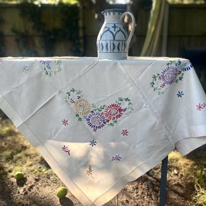 Nappe vintage brodée à la main : décoration florale bohème (105 cm x 103 cm)