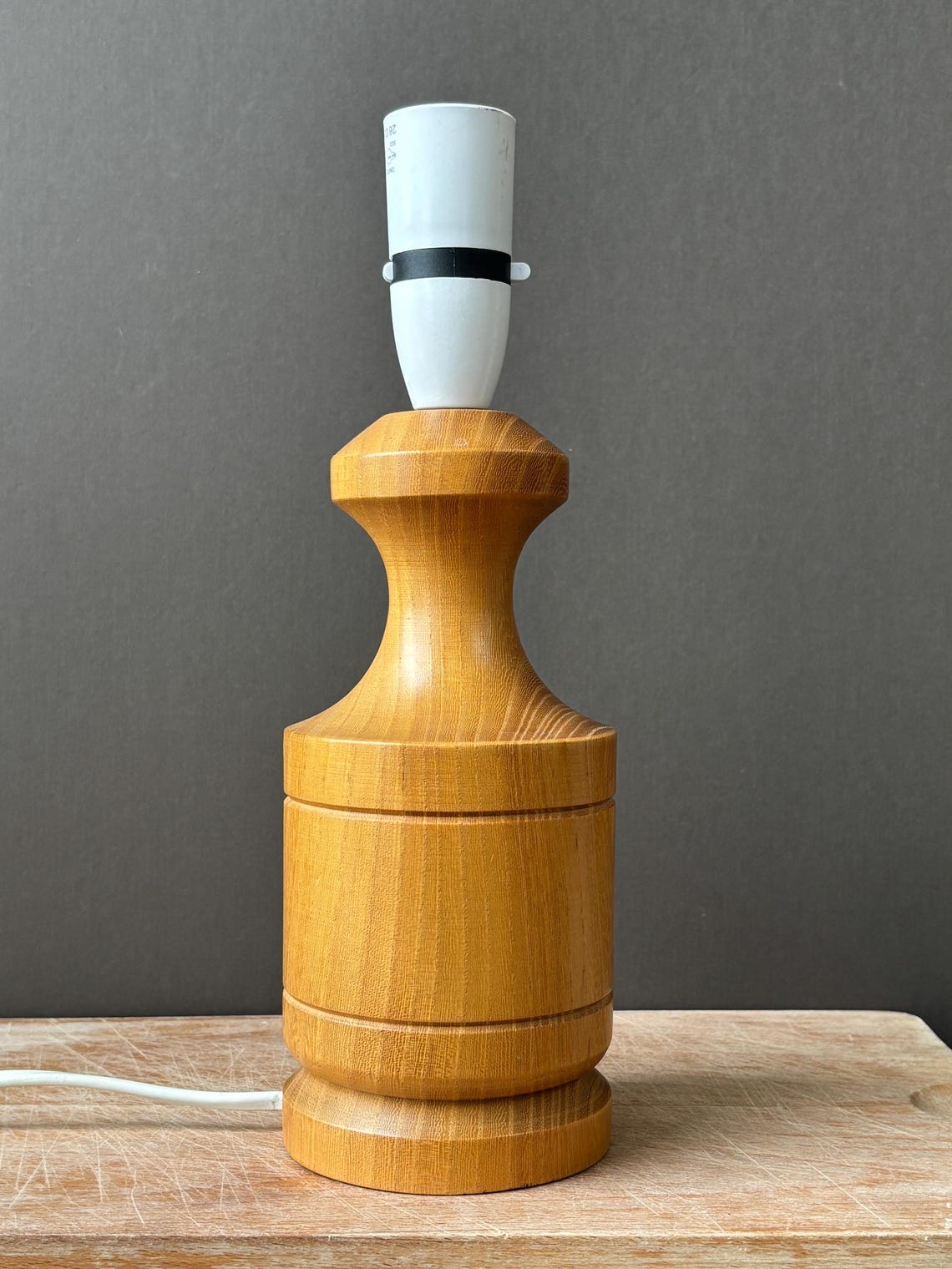 Vintage Danish Teak Table Lamp, Mid Century Wooden Lamp Base, Pleated Shade Lamp, Scandinavian Modern Lighting, foto 2 di 5