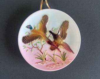Vintage Wandteller mit Vogelmotiven ~ Relief von fliegendem Fasan & Taube ~ Rosa Keramik Kunst Platte ~ 3D Vogel Dekor ~ Cottagecore Wandbehang