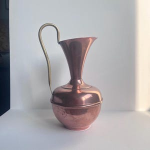 Vintage Copper Jug Vase – Rustic Farmhouse Decor Pitcher – Aged Patina – Country Kitchen Style – Cottagecore Floral Display Vessel.Rustic