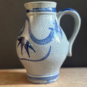 Vintage Gerzit West-Duitse zoutglazuur aardewerk kan – kobaltblauw, rustieke Europese volksstijl