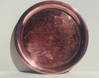 Bandeja de cobre vintage grabada con forma de árbol, pequeña y rústica.