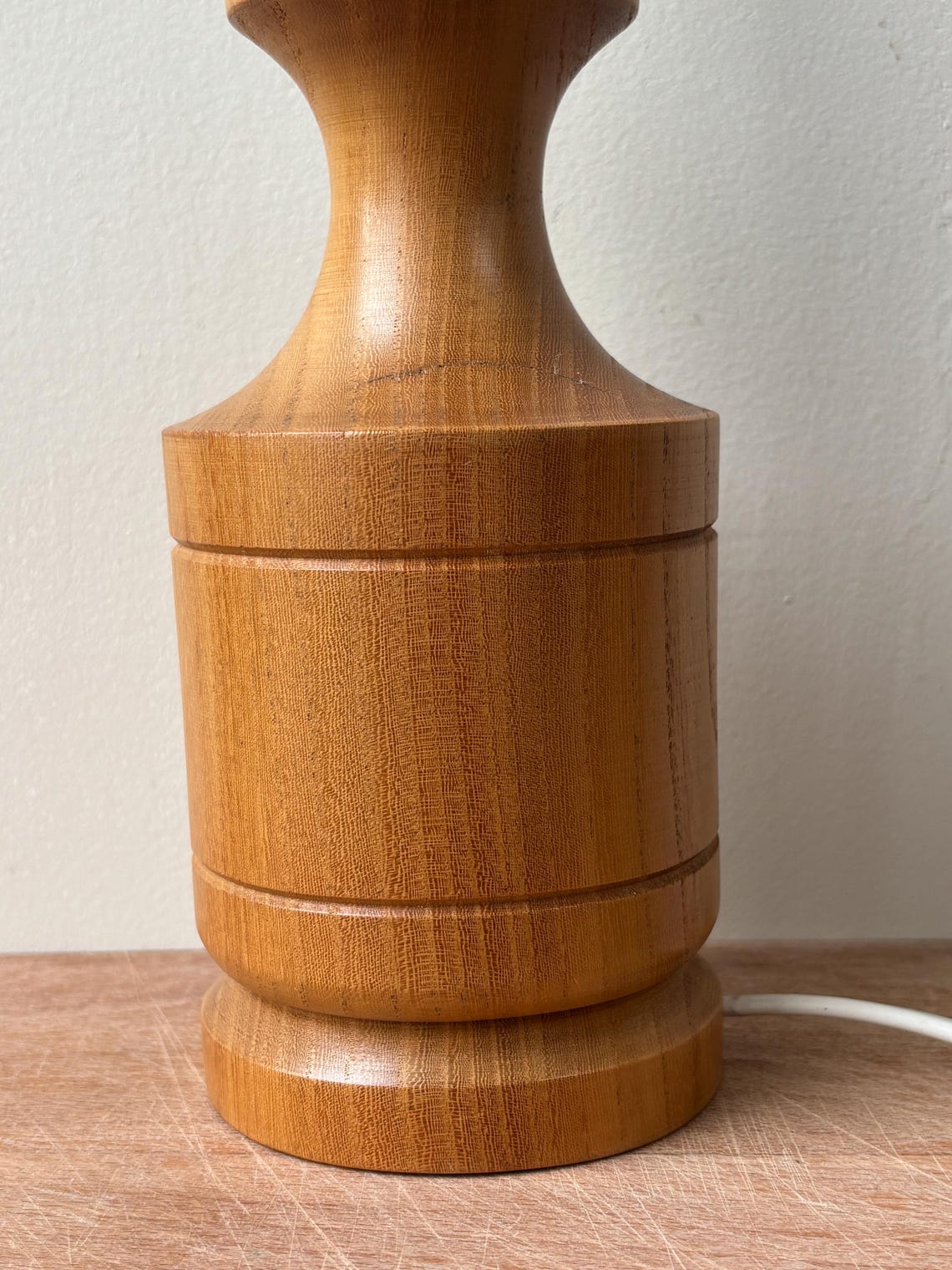 Vintage Danish Teak Table Lamp, Mid Century Wooden Lamp Base, Pleated Shade Lamp, Scandinavian Modern Lighting, foto 3 di 5