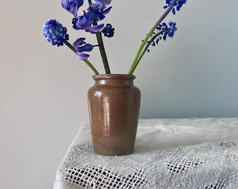 Bouteille antique en grès : pot encrier émaillé au sel, décor de ferme. Petit vase rustique.