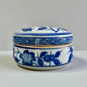 Vintage Blue & White Ceramic Lidded Storage Jar – Floral Chinoiserie Decorative Pot