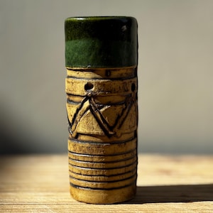 Jarrón cilíndrico vintage de Bob Dawe Red Barn Pottery, gres marrón con esmalte verde, cerámica geométrica de estudio.