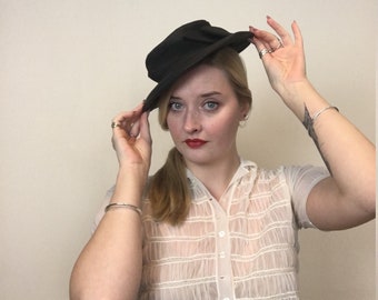 Delicate 1940s sailor/ skimmer hat