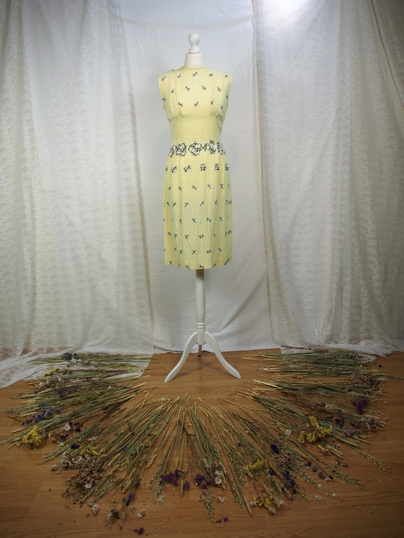 Stunning 1950s yellow linen wiggle dress