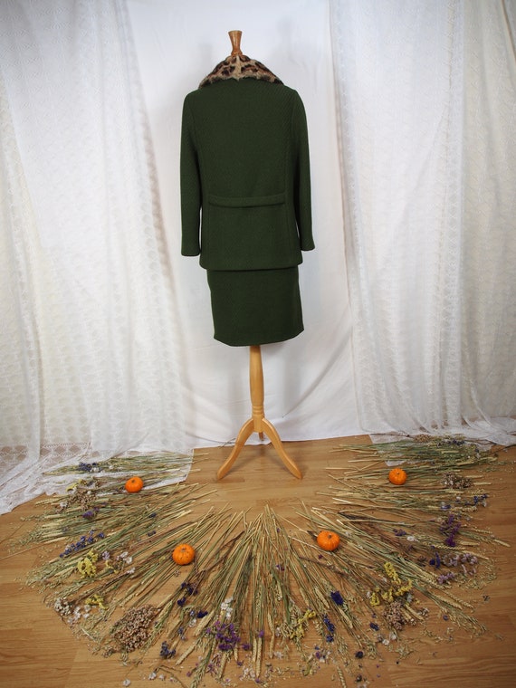 Beautiful 1950s green wool suit with fantastic ch… - image 4
