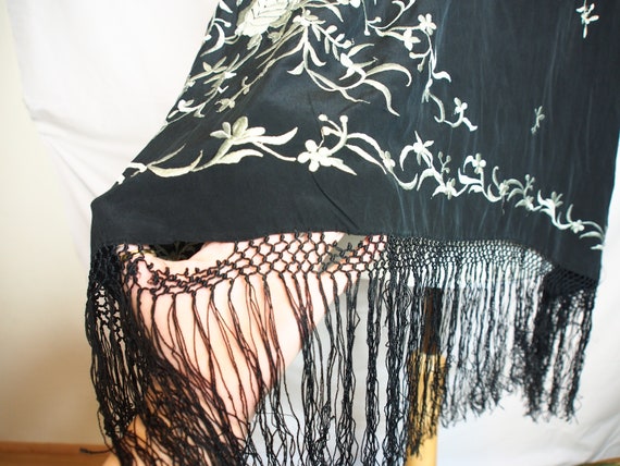 Original 1920s black and white silk piano shawl - image 5