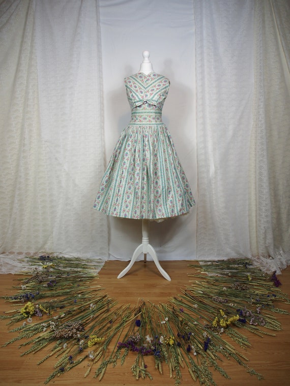 Amazing 1950s fit and flare floral dress