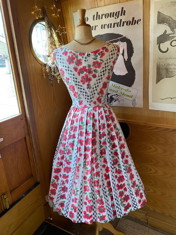 Lovely 1950s Small red and white poppy floral fit… - image 4