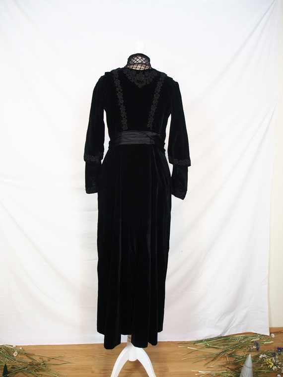 Fantastic black velvet dress with embroidery cric… - image 5