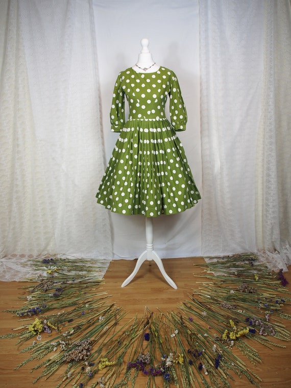 Beautiful 1950s green and white polka dot fit and