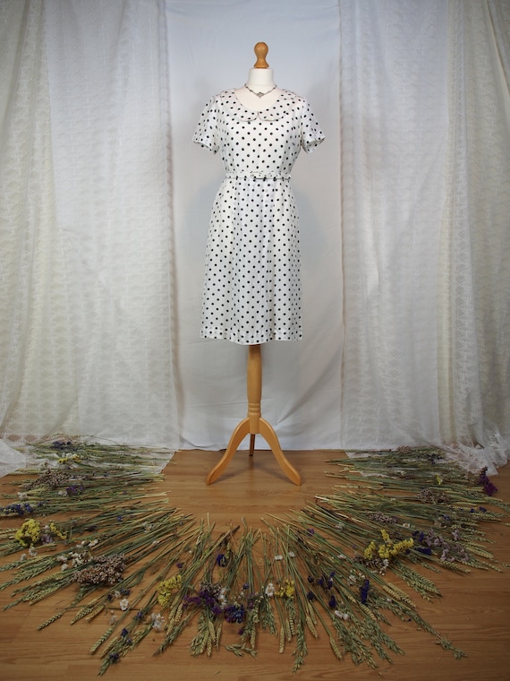 Cute 1950s polka dot dress with peter pan collar