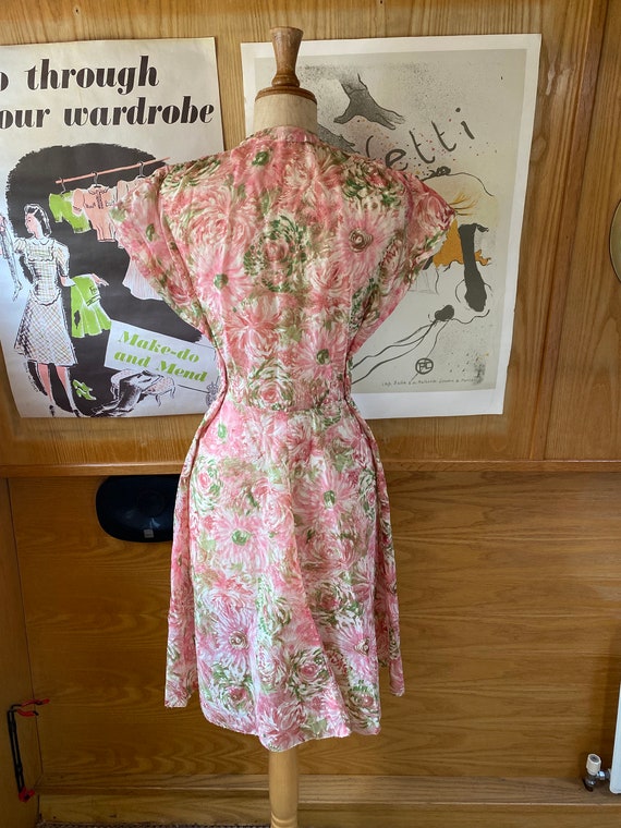 Gorgeous 1950s pink floral nylon fit and flare dr… - image 4