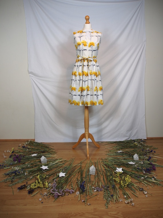 Stunning fit and flare 1950s yellow floral dress