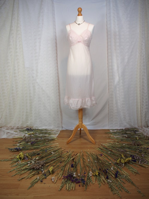 Cute 1950s/60s pale pink slip dress