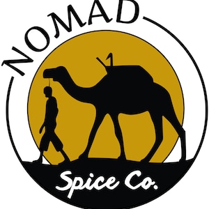 K&ouml;nnte beinhalten: Ein schwarz-wei&szlig;es Logo mit dem Text "Nomad Spice Co." in wei&szlig;er kursivschrift. Eine schwarze Silhouette eines Kamels mit einer Person, die daneben geht, befindet sich im Zentrum des Logos. Das Kamel und die Person befinden sich auf einem gelben Kreis.