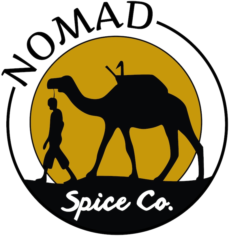 K&ouml;nnte beinhalten: Ein schwarz-wei&szlig;es Logo mit dem Text "Nomad Spice Co." in wei&szlig;er kursivschrift. Eine schwarze Silhouette eines Kamels mit einer Person, die daneben geht, befindet sich im Zentrum des Logos. Das Kamel und die Person befinden sich auf einem gelben Kreis.