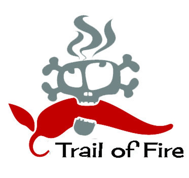 Puede incluir: Un logotipo gr&aacute;fico con una calavera gris con huesos cruzados, vapor y un chile rojo. El texto "Trail of Fire" est&aacute; debajo del gr&aacute;fico. El logotipo est&aacute; sobre un fondo blanco.