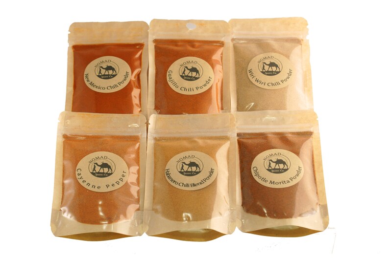 Puede incluir: Seis bolsas de pl&aacute;stico transparente llenas de varios chiles en polvo. Las bolsas est&aacute;n etiquetadas con los nombres de los chiles en polvo, incluyendo New Mexico, Guajillo, Wiri Wiri, Cayenne Pepper, Habanero y Chipotle Morita. Cada bolsa tiene una etiqueta redonda con un logotipo de camello.