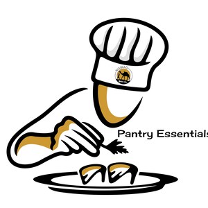 Op de afbeelding: Een cartoonkok met een witte koksmuts en een logo voor Nomad Spice Co. voegt een garnering toe aan twee kleine schotels op een zwart bord. De tekst "Pantry Essentials" staat onder de kok.