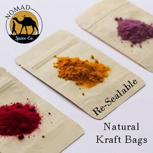 K&ouml;nnte beinhalten: Drei Kraftpapierbeutel mit wiederverschlie&szlig;baren Verschl&uuml;ssen, jeder gef&uuml;llt mit einem anderen farbigen Pulver. Die Beutel sind mit "Wiederverschlie&szlig;bare Natur-Kraftpapierbeutel" beschriftet.