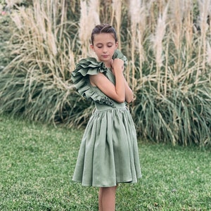Robe de demoiselle d&#39;honneur en lin vert sauge : robe bohème rustique pour tout-petit