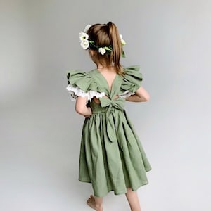 Saliegroene linnen bloemenmeisjesjurk: boho rustieke zomerjurk