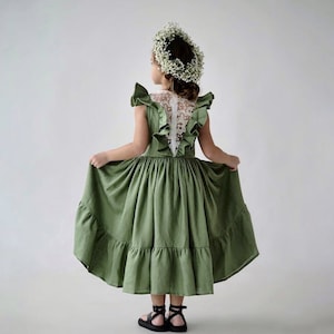 Robe de demoiselle d&#39;honneur en lin vert sauge : robe bohème en dentelle à volants