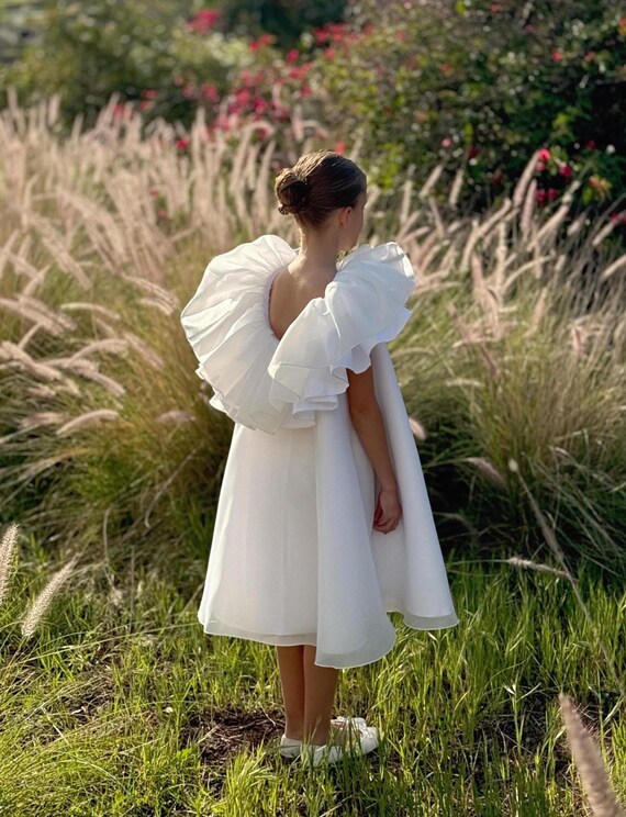 Vestido de daminha de honra em cetim marfim com babados, Vestido