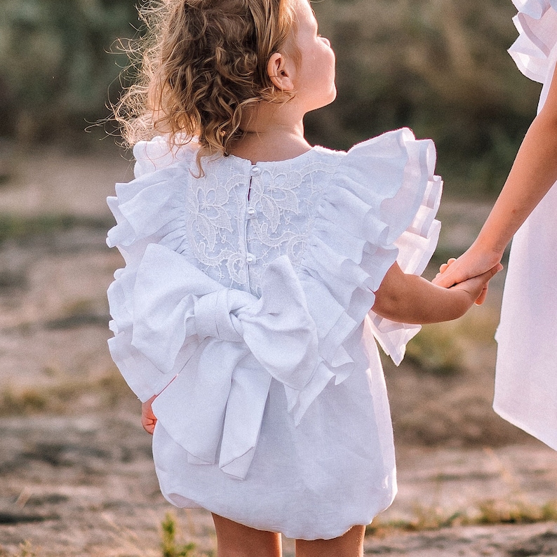 Combi-short de baptême ou de baptême en lin blanc, tenue bohème premier anniversaire pour bébé fille image 2