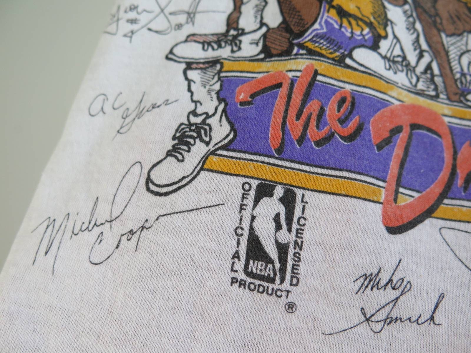 1987 LA Lakers NBA Drive for five Vintage caricature single stitch