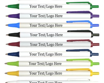 Puede incluir: Una colección de doce bolígrafos retráctiles con cuerpo blanco y detalles en colores rojo, verde, morado, azul, negro, granate, marino, lima, amarillo, blanco y turquesa. Cada bolígrafo presenta el texto impreso Your Text/Logo Here.