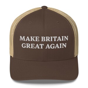 Puede incluir: Gorra de camionero marrón con parte trasera de malla beige. La parte delantera de la gorra muestra el texto blanco "MAKE BRITAIN GREAT AGAIN". La gorra tiene una visera curva y cierre snapback.