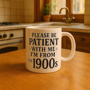 Bitte seien Sie geduldig mit mir, ich komme aus den 1900er Jahren, lustige Tasse, Jahrhundertwende Becher, geboren 1900 Geburtstagsgeschenk, weiße glänzende Keramiktasse