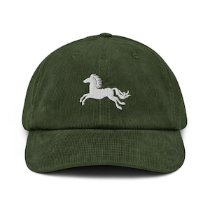 Könnte beinhalten: Dunkelgrüne Cord-Baseballkappe mit einem weißen, gestickten Pferdemotiv auf der Vorderseite. Die Kappe hat einen gebogenen Schirm und einen verstellbaren Riemen. Ein klassischer Hut.