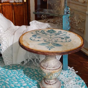 Mesa auxiliar estilo granja francesa con alfombra trenzada, escala 1:12